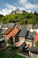 Vianden  Luxemburg  die Vianden Burg auf einem Huegel ueber der Stadt