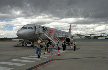 Melbourne  Australien  Passagiere verlassen ein Flugzeug der Fluglinie Jetstar