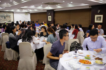 Hongkong  China  Gaeste im Ning Po Residents Association
