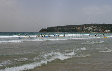Sydney  Australien  eine Gruppe von Surfern lernt das Wellenreiten