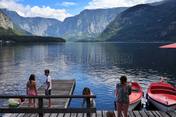 Hallstatt  Oesterreich  Touristen an einem Bootssteg am Hallstaetter See