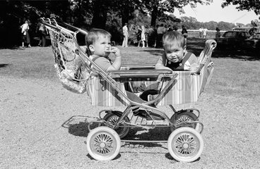 Hoppegarten  DDR  Kinder sitzen in einem Zwillingskinderwagen