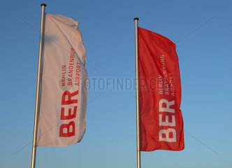 Schoenefeld  Deutschland  rote und weisse Fahne mit dem Logo BER