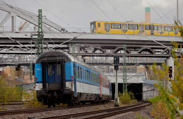 Berlin  Deutschland  Zugverkehr am Gleisdreieck  im Hintergrund das debis-Gebaeude