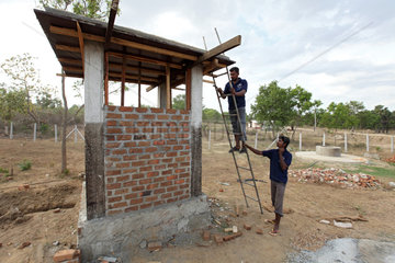 Unnichei  Sri Lanka  neue Toiletten auf dem Gelaender der Sixth Milepost Unnichei Girls and Boys School