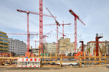 Berlin  Deutschland  Baukraene auf der Baustelle Wertheim-Areal