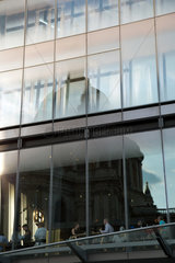 London  Grossbritannien  Strasse und Cafe in der City  die Saint Pauls Cathedral spiegelt sich in den Fenstern