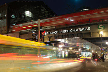 Berlin  Deutschland  vorbeifahrende Strassenbahn und Autos in der Friedrichstrasse