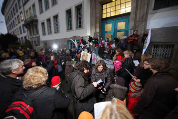Berlin  Deutschland  Eltern und Schueler der Barbarossa-Grundschule demonstrieren