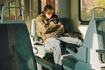 Jugendlicher in der S-Bahn