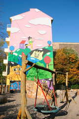 Berlin - Wandmalerei von Huskmitnavn vor ein Kinderspielplatz in Kreuzberg