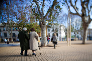 Sevilla  Spanien  Rentnerpaar am Alameda de Hercules Platz