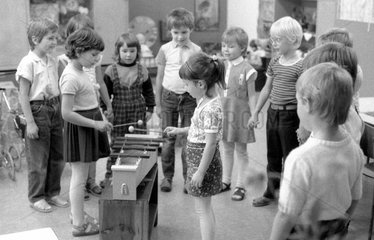 Berlin  DDR  kleine Maedchen spielen in einem Kindergarten auf einem Xylophon