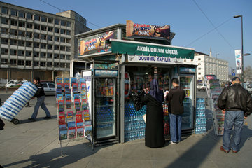 Istanbul  Tuerkei  Passanten an einem Zeitungskiosk im Stadtteil Eminoenue