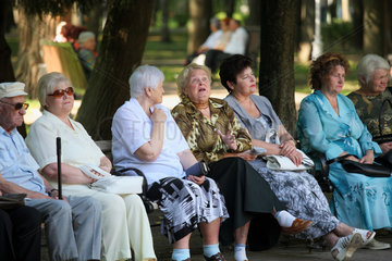 Gomel  Weissrussland  Rentner sitzen auf einer Bank im Park