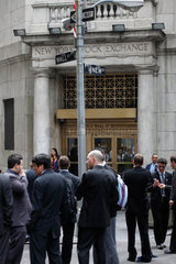 New York City  USA  Broker telefonieren vor dem NYSE