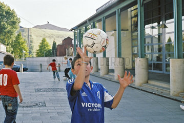 Junge mit Fussball im Ruhrgebiet