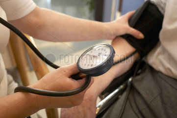 Arzthelferin misst den Blutdruck
