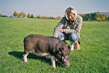 Frau mit Wildschwein als Haustier