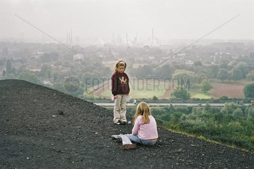 Kinder spielen auf Kohlehalden im Ruhrgebiet
