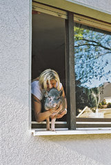 Frau mit Wildschwein am Fenster
