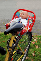 Puppe auf Fahrrad