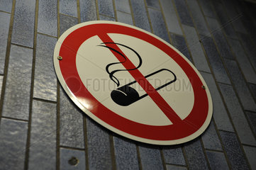 Rauchverbots-Schild an Fliesenwand