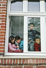 Kinder am Fenster