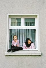 Turkin mit Enkelin am Fenster