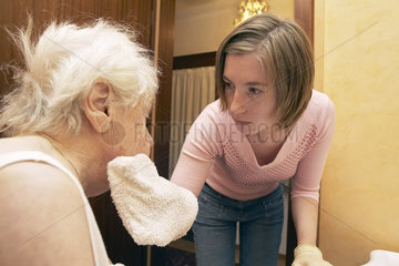 Pflegerin waescht alte Dame