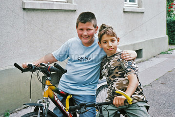 Kinder auf Fahrraedern