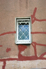 Fenster mit Mauerrissen