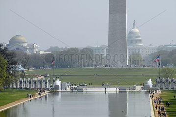 Lincoln Memorial  Reflecting Pool Washington Monument  Touristen