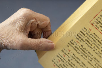 Seniorin liest Koran