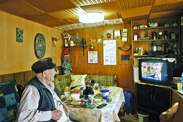 Rentner beim Fernsehen