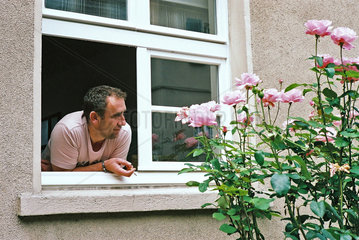 Mann am Fenster