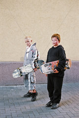 Kinder mit Skateboard