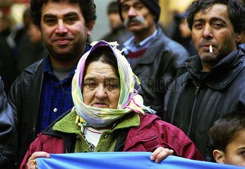 Roma Zigeuner protestieren gegen das neue Sicherheitspaket und drohende Abschiebung