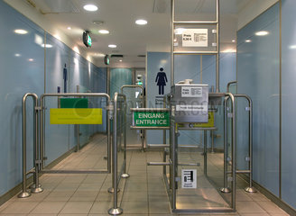Eingang zu oeffentlichen Toiletten