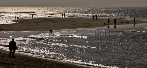 Spaziergaenger am Strand von Sylt