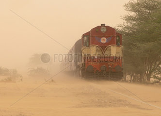 Zug nach Jaisalmer  Indien  im Sandsturm