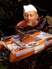 Ruediger Nehberg mit seinem Tretboot-Modell
