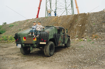 Kinder im Militaerfahrzeug