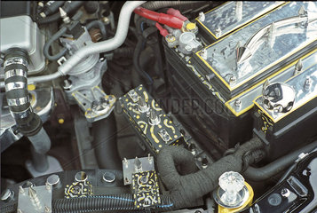 selbstgebaute Sonderausstattung des Motorraums beim Opel Vectra