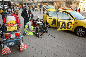 ADAC Pannendienst hilft Rollstuhlfahrer