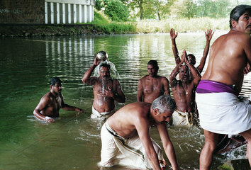 Hindufestival am Datteln-Hamm-Kanal zu Ehren der Goettin Sri Kamadchi Ampal