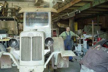 Traktorsammler in der Werkstatt