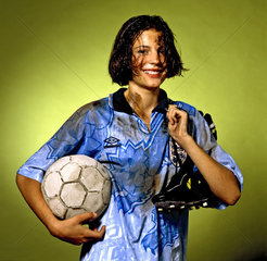 junge Frau im Fussballdress