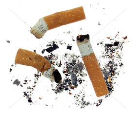drei ausgedrueckte Zigaretten