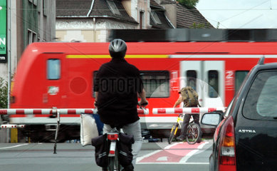 Fahrradfahrer versucht bei geschlossener Schranke Bahnuebergang zu ueberqueren